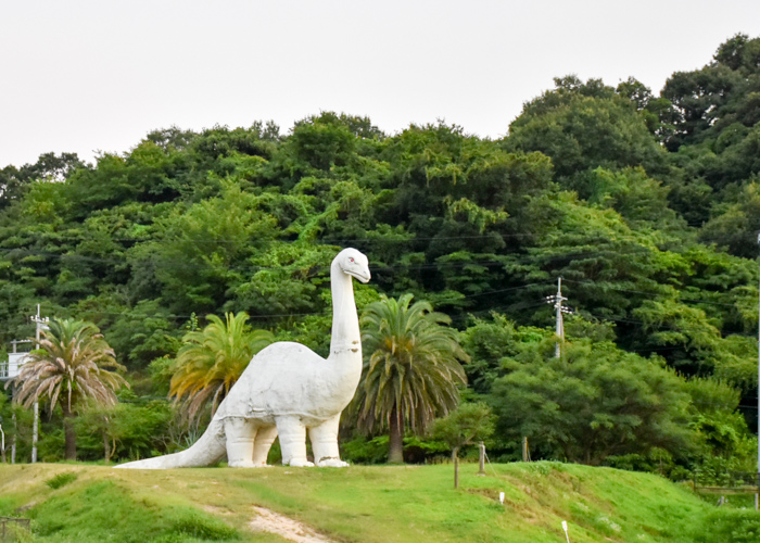 因島アメニティ公園の白い恐竜ザウルくん